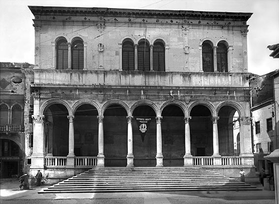 𝐏𝐚𝐝𝐨𝐯𝐚 𝐢𝐧 𝐛𝐢𝐚𝐧𝐜𝐨 𝐞 𝐧𝐞𝐫𝐨 𝐋𝐚 𝐋𝐨𝐠𝐠𝐢𝐚 𝐝𝐞𝐥 𝐂𝐨𝐧𝐬𝐢𝐠𝐥𝐢𝐨 Questo elegante edificio sorge all’angolo della strada che porta da piazza dei Signori in piazza Duomo... 👉 t.ly/laSWb