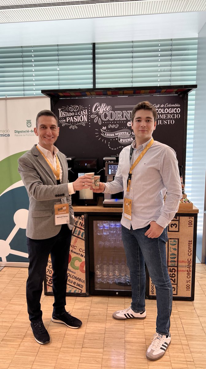 Manuel_eboca's tweet photo. El mejor café de @eboca en el #LinkUpFest de Lerida #Lleida
Da gusto trabajar con un compañero como a Fermin 😉 https://t.co/disfyRQUhN