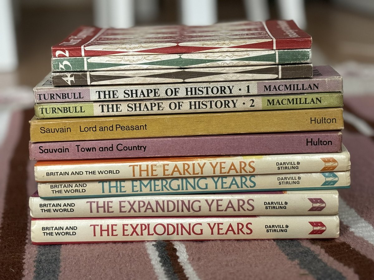 I love old history textbooks! Here are four series from the late 1960s & early ‘70s that I find particularly interesting. They’re all quite different in many ways – but are there things they can teach us about shaping resources for history lessons? THREAD 🧵👇