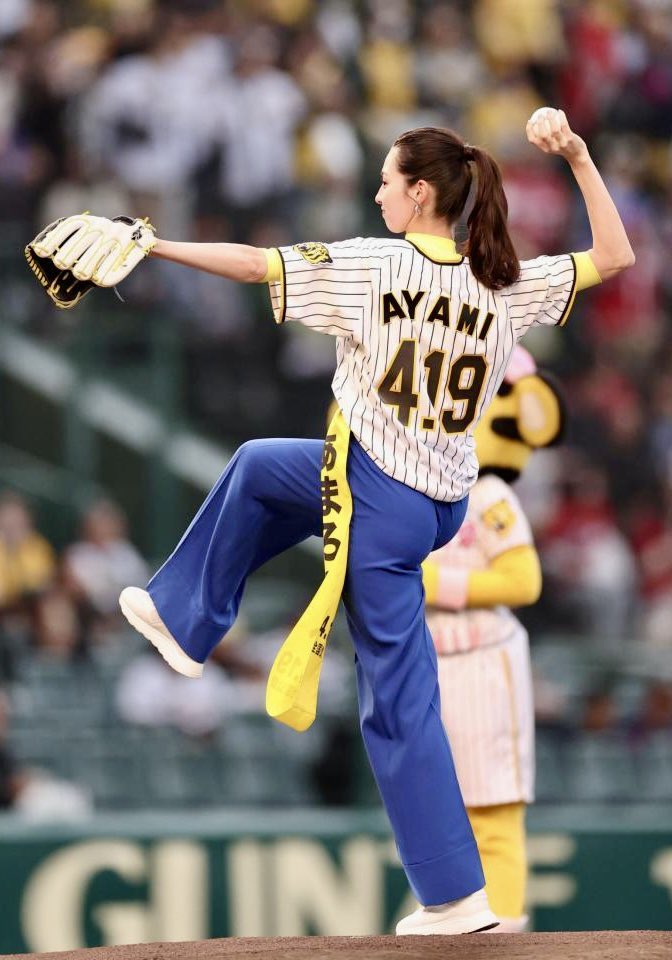 日本シリーズでは出来てたのに、阪神ファンの「お〜ん(圧)」に耐えられず逆足投法になってて草

しかし、可愛い。
 #中条あやみ #ファーストピッチ