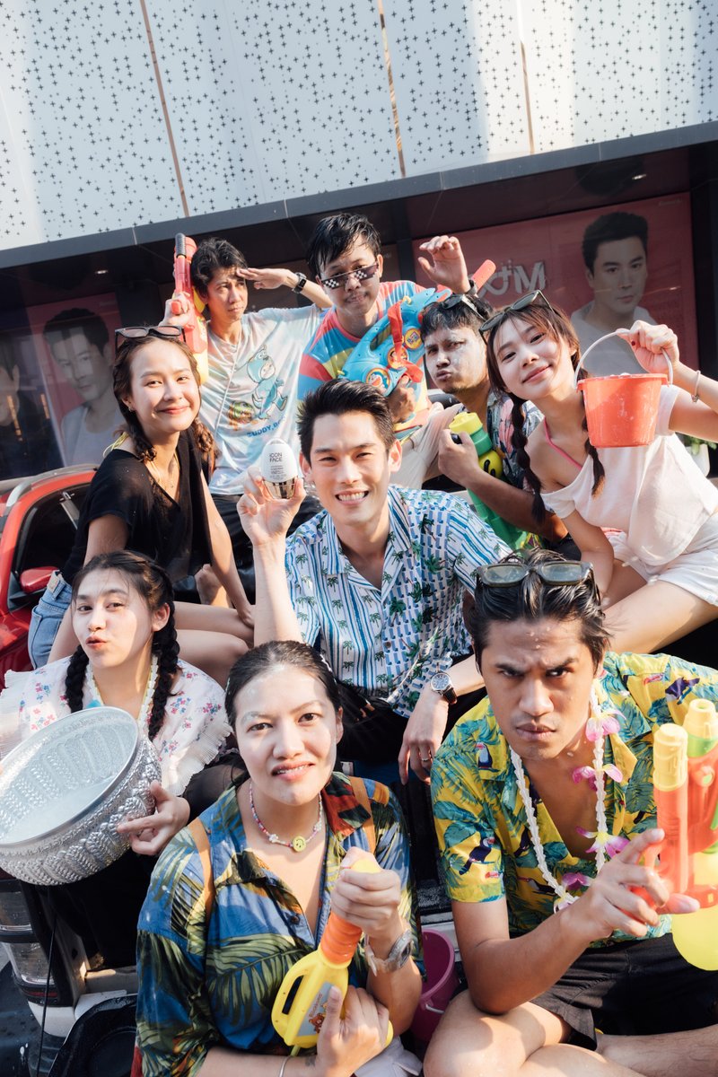 TheiConGroup59's tweet photo. ร้อนแรงกว่าแดด ก็เรานี่แหละ!
โดนปะแป้ง สาดน้ำ ก็ไม่กลัว
กันน้ำ กันเหงื่อ หน้าไม่หยา 🧡

เพราะมีกันแดด ☀️
iCon Face Universal Sunscreen 
เป๊ะ ปัง ผิวสวยเด้งทั้งวัน

#iConFaceUniversalSunscreen
#UniversalSunscreen #กันแดด
#สงกรานต์ #SongkranFestival https://t.co/FcIvSKm1O5