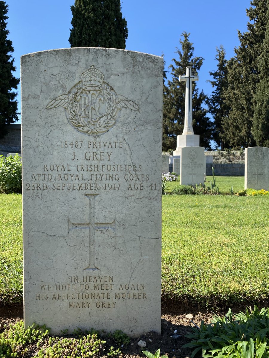 An usual RFC badge on this @CWGC headstone in Mikra British Cemetery, Kalamaria 🇬🇷 I have never seen wings added to the cap badge before, have you? #Salonika