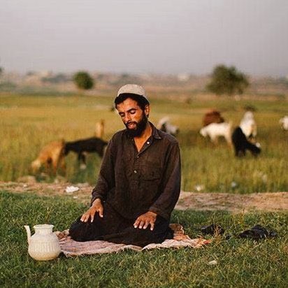 Namaz, dünya telaşına dur diyebilmektir...