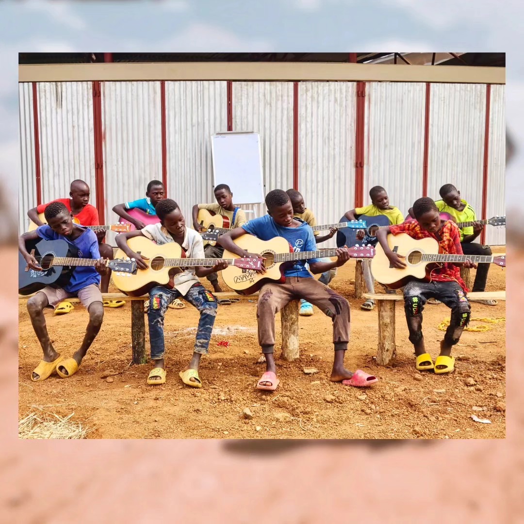 In the Salam Music Program at the Bidi Bidi Refugee Camp in #Uganda, students are enjoying guitar classes, and we couldn't be happier about the positive impact it's having on them: playingforchange.org/salam-music-pr… .