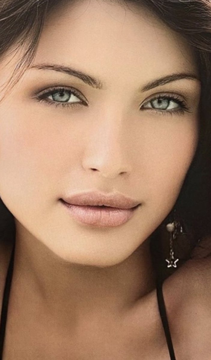 LebaneseBlonde_'s tweet photo. ~~Not looking,but I see everything~~🤭👁️ #ThrowbackThursday #babyface #headshot #flashback #Photography #Cameras #YouTube #2000 #Kodak #Ink #Pictures #Fillers #Youth #Art #Poet #BabyFat #Volume #Music I wish we could #Freeze #Time #Hugs Hv a sweet Thursday! From,Me #puppies 🐶🫶 https://t.co/RnZymTQDzx