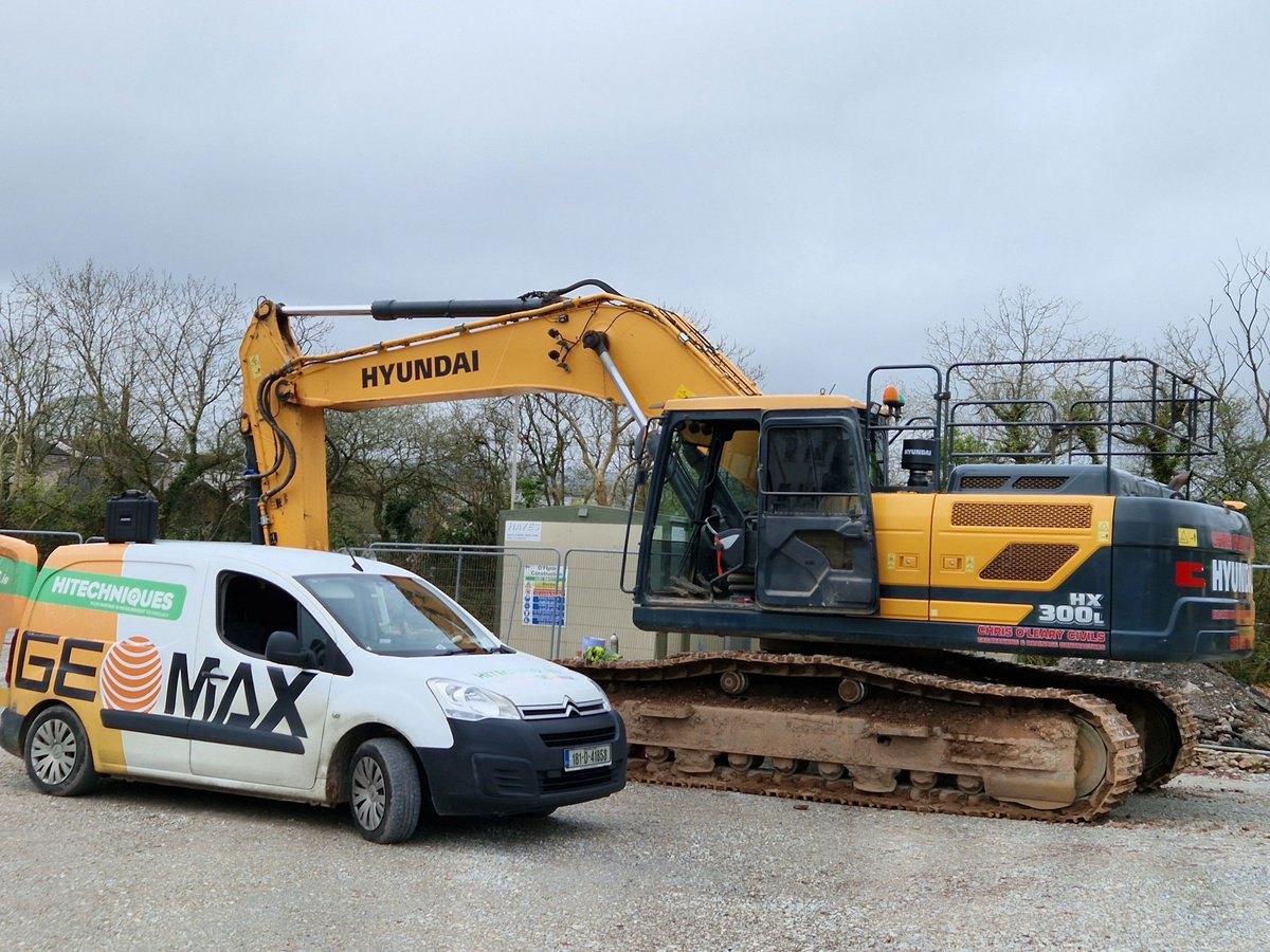 hitechniques's tweet image. 📸📸📸 Check out these behind-the-scenes photos from a recent #Unicontrol installation! ️

Hyundai HX300L excavator is now equipped with our new 3D machine control system, guaranteeing improved results and reduced rework.

#machinecontrol #groundworks #heavymachinery