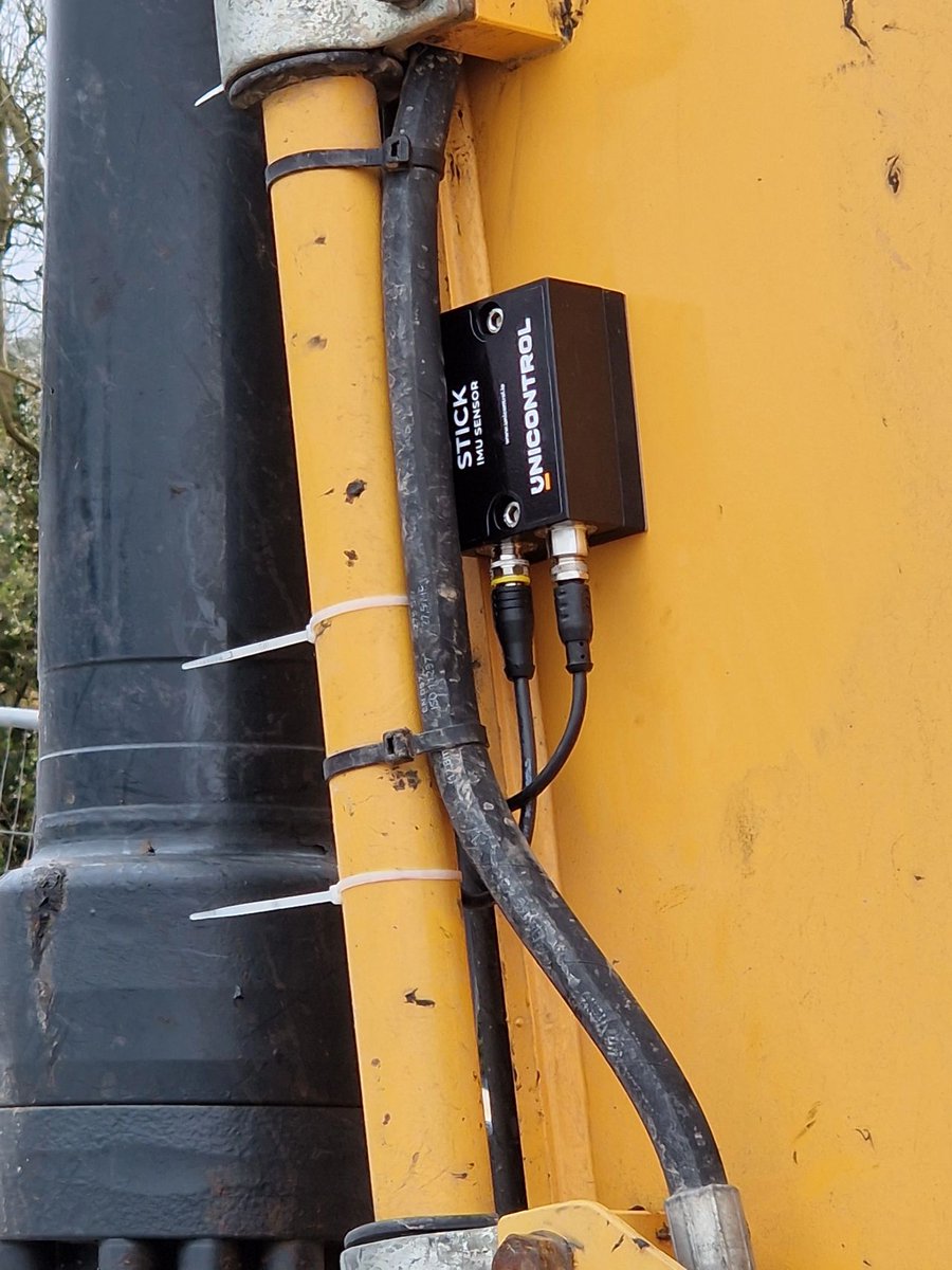 hitechniques's tweet image. 📸📸📸 Check out these behind-the-scenes photos from a recent #Unicontrol installation! ️

Hyundai HX300L excavator is now equipped with our new 3D machine control system, guaranteeing improved results and reduced rework.

#machinecontrol #groundworks #heavymachinery