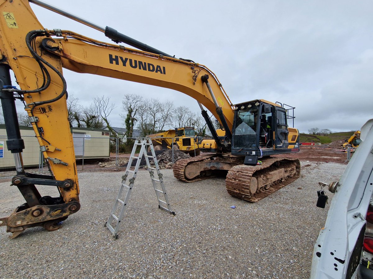 hitechniques's tweet image. 📸📸📸 Check out these behind-the-scenes photos from a recent #Unicontrol installation! ️

Hyundai HX300L excavator is now equipped with our new 3D machine control system, guaranteeing improved results and reduced rework.

#machinecontrol #groundworks #heavymachinery