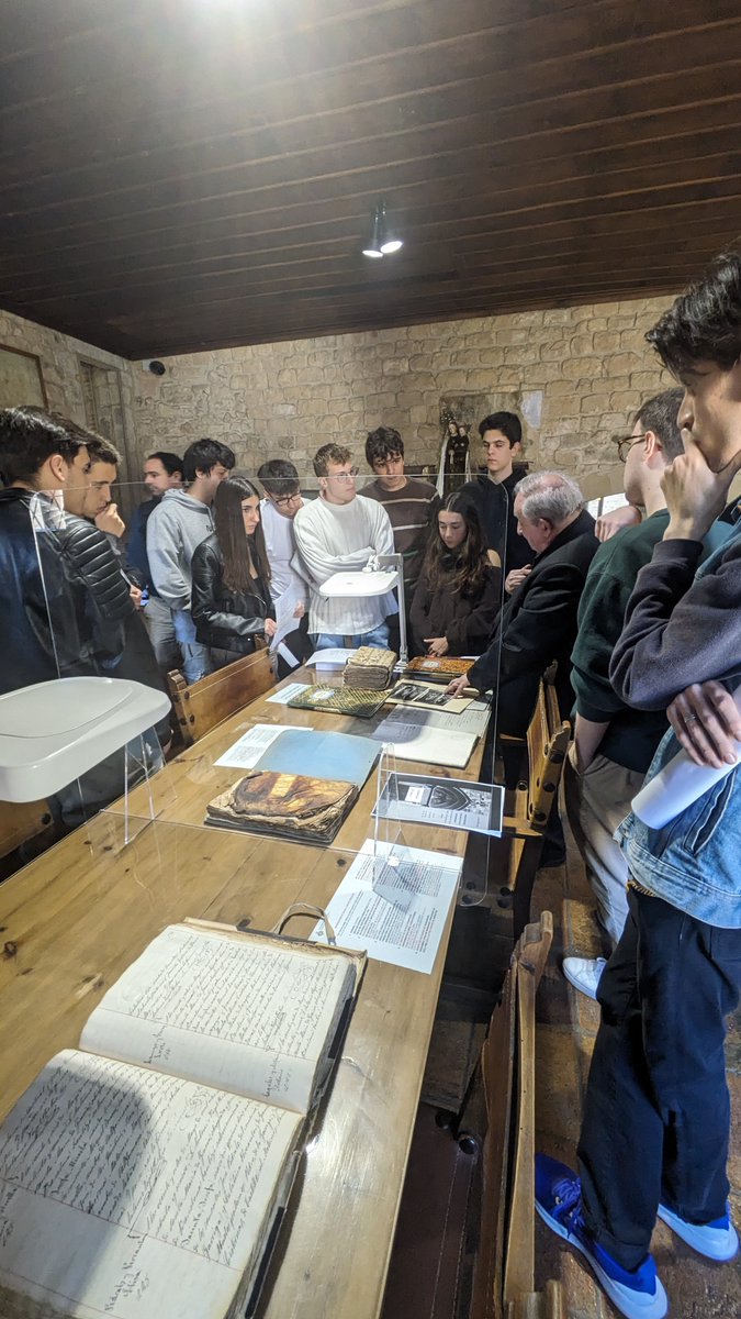 #VisitaALArxiu Avui ens han visitat els alumnes de l'assignatura 'Fonts Històriques' acompanyats del professor Daniel Aznar del Grau d'Història de la Universitat de Barcelona. Esperem veure'ls de nou a l'Arxiu com a investigadors 🧐
