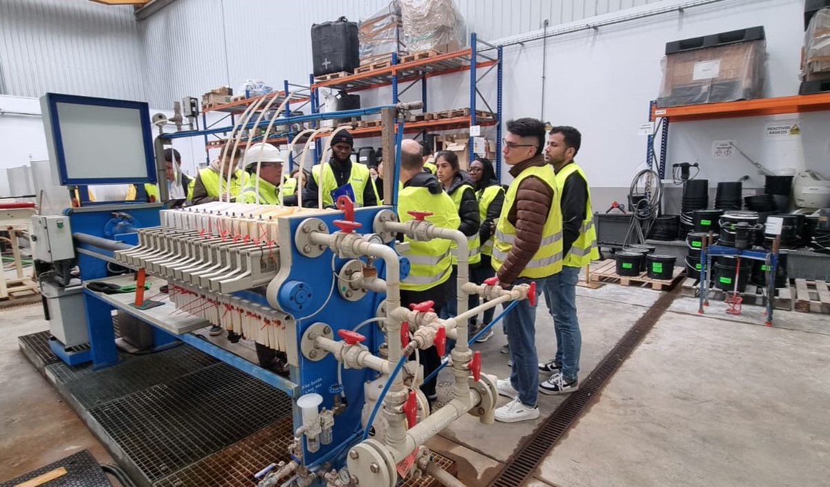 agenciasekuens's tweet photo. Una veintena de alumnos de los másteres #Erasmus en Tecnología y Gestión para la Economía Circular e Ingeniería Química 🎓🧪 de @uniovi_info visitaron ayer la Planta Piloto DUNCO, de #Pasek, ♻⚙dentro de las actividades del Asturias Paradise Hub 4 Circularity #AsPH4C (1/3) 🧵 https://t.co/VRQe0B0mQf