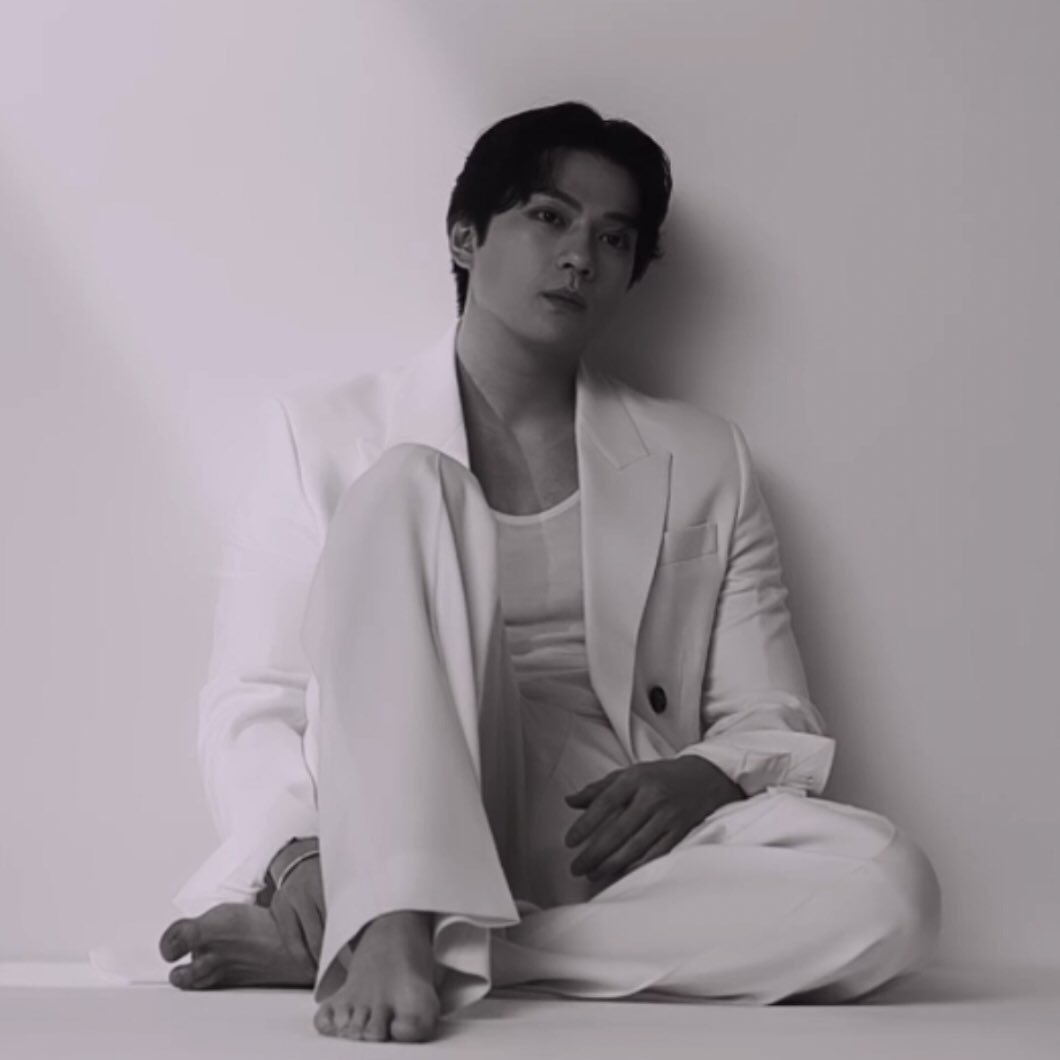 2little_e's tweet photo. ถ่ายโฆษณาแบบใดห์ ถึงนั่งท่านี้ละพ่อ🤭

เห็นครบ head to toe สวย! ชอบ! นี่พูดจริงอิชั้นซูมเท้าก่อนเลย🤣 

#mackenyu https://t.co/2rp83vvC65