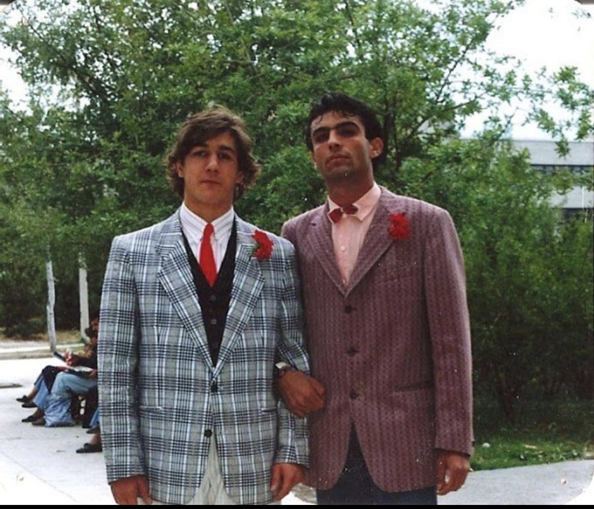 iroparator's tweet image. Annem aşırı dindar bir ailenin kızı, babam seküler bir serseri. İkisi de Hacettepede okuyor babam annemi görüp vuruluyor annem de boş değil ama daha tanışmıyorlar. Babam tanışmaya karar veriyor en yakın arkadaşını da giydirip yanına alıyor ve okula gidiyor. o gün anam okulda yok+