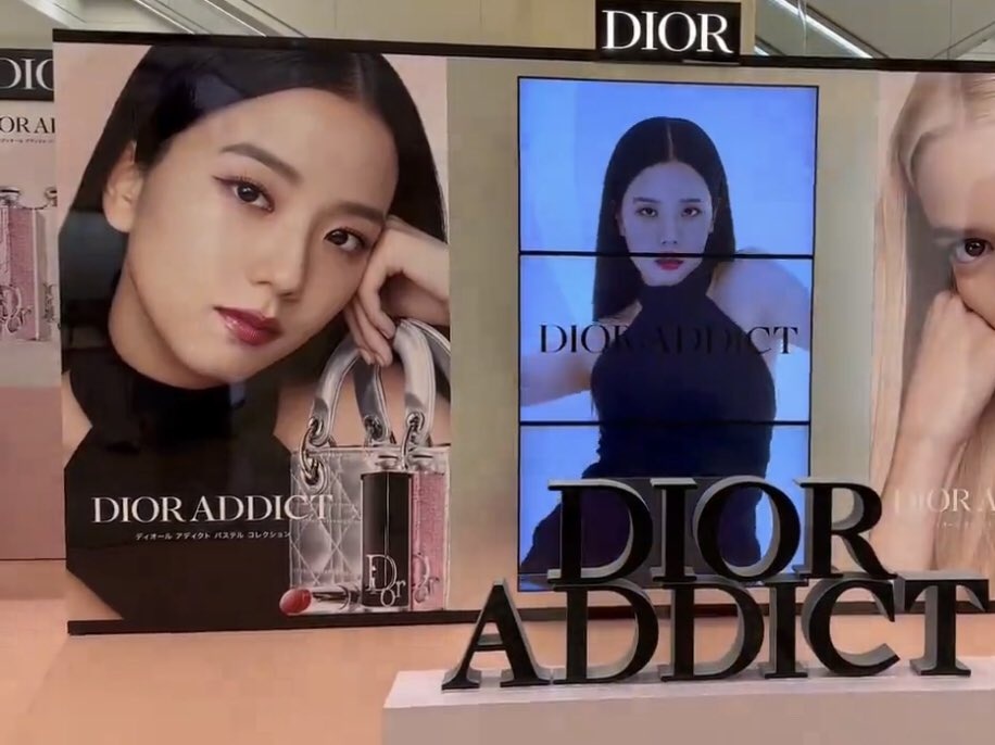 ForeverKimJisoo's tweet photo. #JISOO x Dior Addict Lipstick and Cartier Trinity Campaign ads in Japan.

#지수 #JISOOxCartier #JISOOxDiorbeauty @officialBLISSOO https://t.co/C9UHiZdhZO