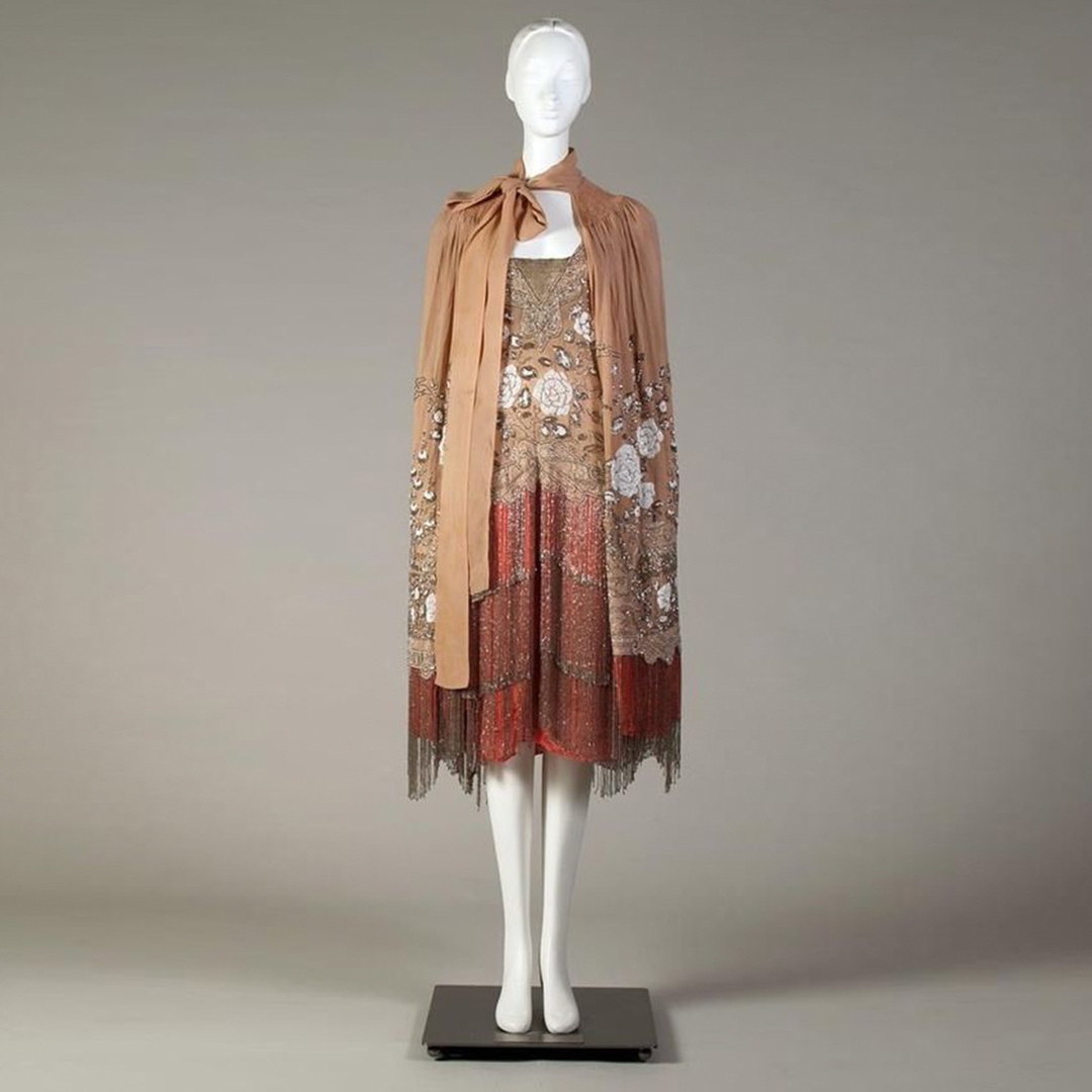This ensemble was once worn by Barbara La Marr, a silent movie actress, around 1925. 
Learn more at VFG Fashion Timeline
vintagefashionguild.org/resources/fash…
Credit: Kent State University Museum