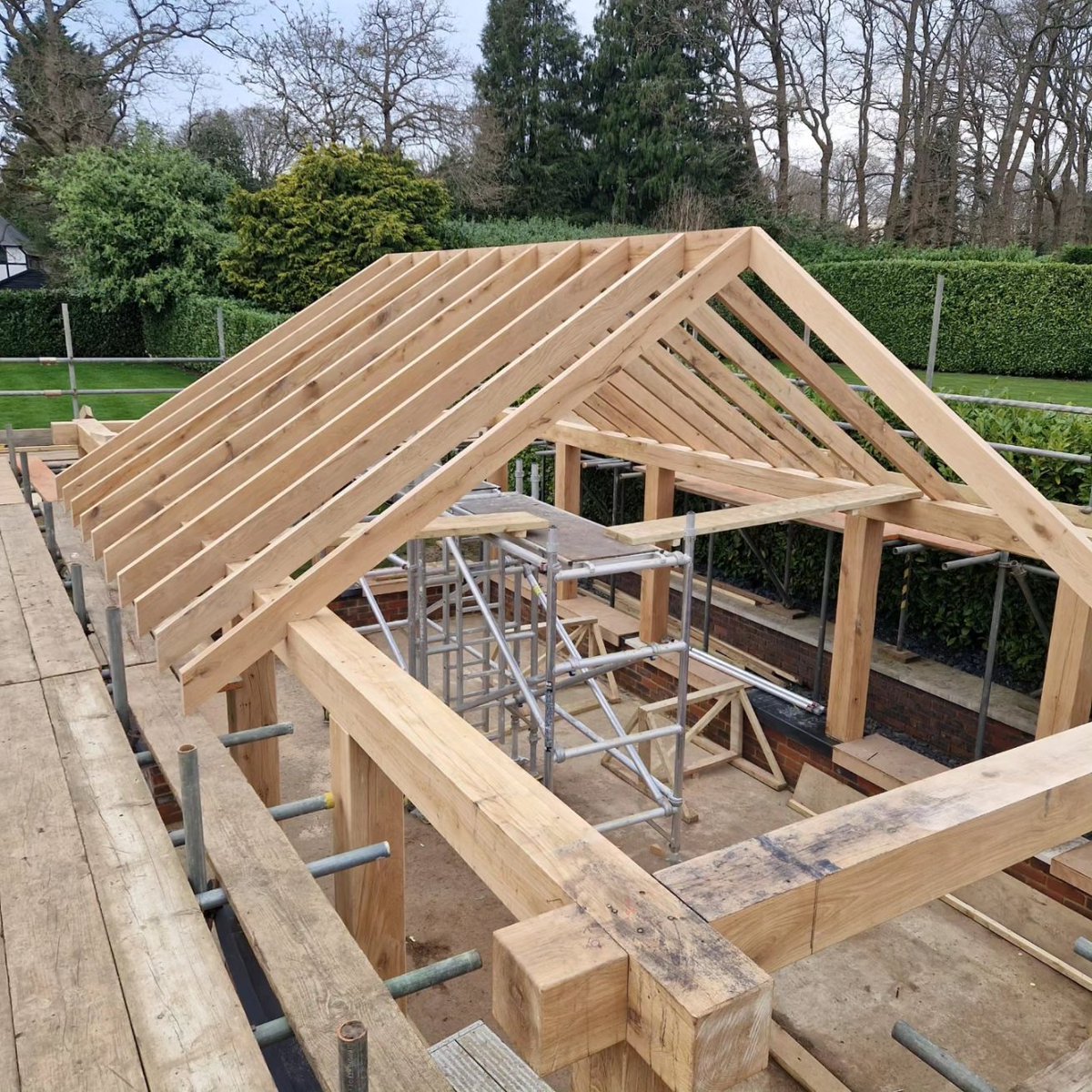 This outdoor kitchen is coming together nicely in Surrey, with a full oak frame and oak rafters.

📧Info@southernoak.co.uk 
🌐southernoak.co.uk 
📲WhatsApp 07726 207171

#oak #oakframedbuilding #womeninconstruction #missoak #ProjectUpdate #OutdoorKitchen #OutdoorLiving