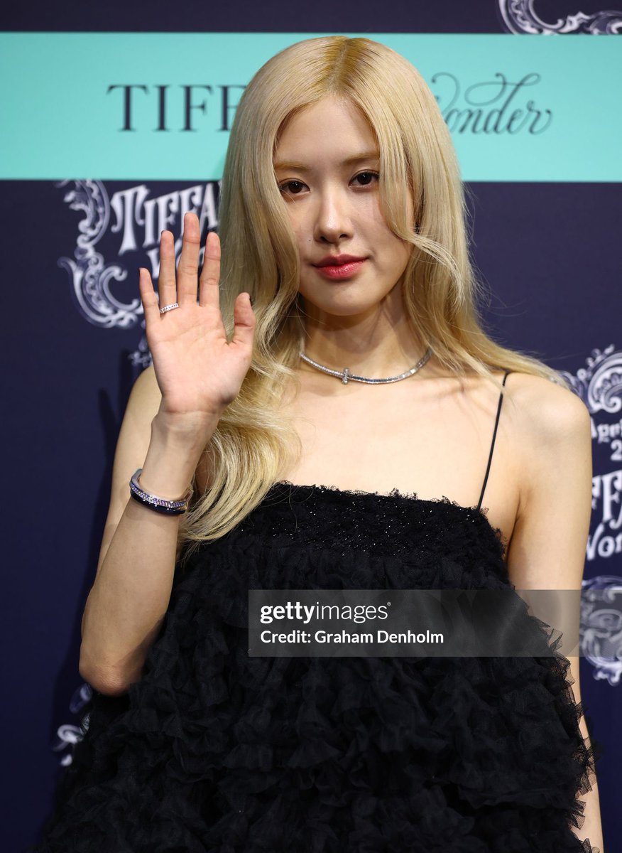blckpinkpic's tweet photo. ROSÉ OMG GORGEOUS https://t.co/2lYzq9Zmnd