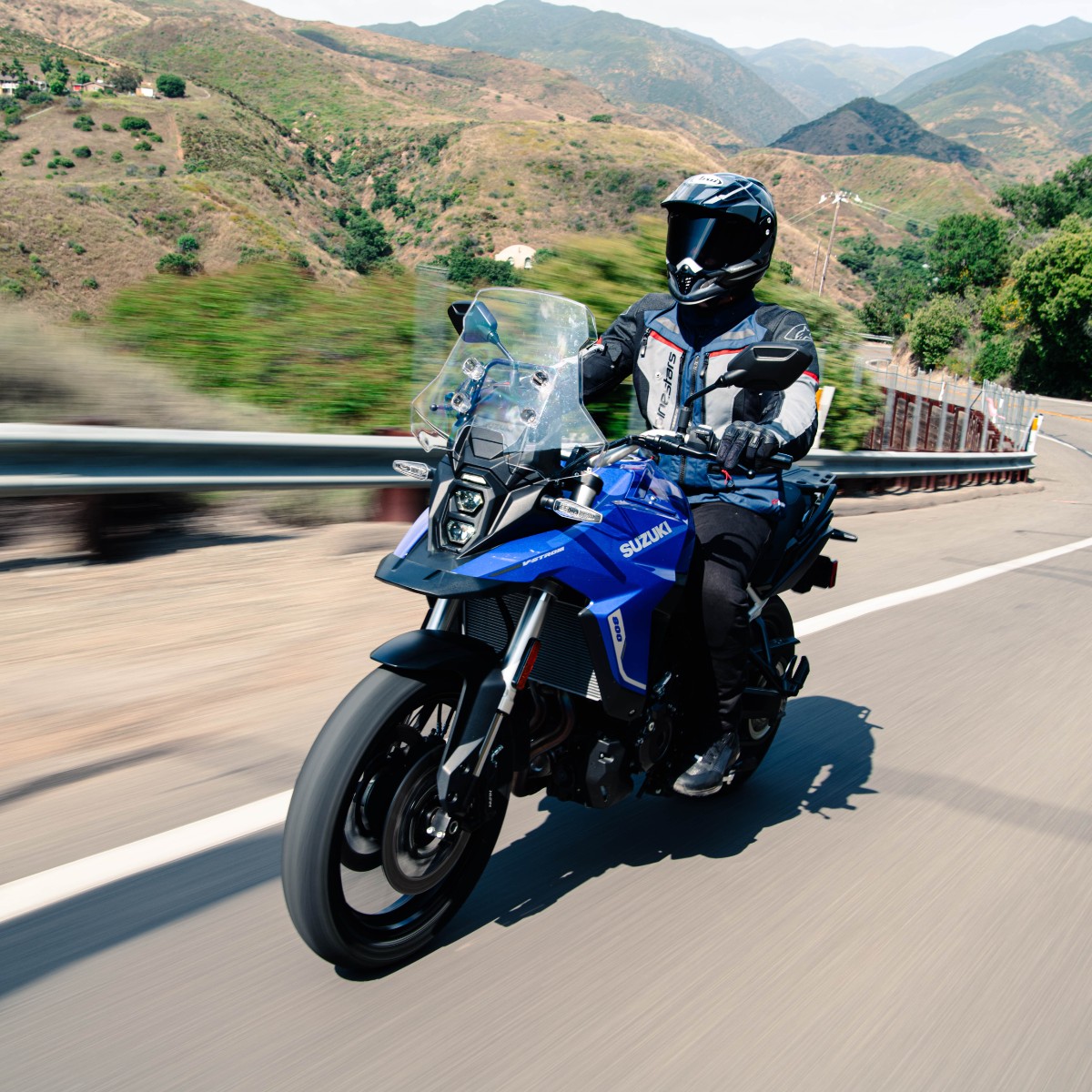 Built for comfort and with torque to tame the twisties, the new V-Strom 800RE is road trip perfection. szuki.co/EkzX #VStrom #AdventureBike #RoadTrip