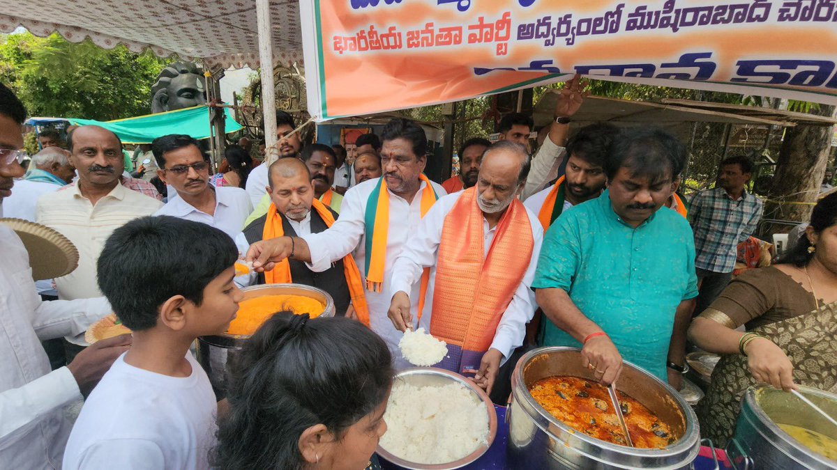 ముషీరాబాద్ అసెంబ్లీ పరిధిలోని ముషీరాబాద్ డివిజన్, గాంధీ నగర్ డివిజన్ లో నిర్వహించిన మహాత్మా జ్యోతి భాపులే జయంతి వేడుకల్లో పాల్గొని జ్యోతి భాపూలే చిత్ర పటానికి నివాళులర్పించి, అక్కడ ఏర్పాటు చేసిన ఆన్నదాన కార్యక్రమాన్ని ప్రారంభించడం జరిగింది. #JyotibaPhule @blsanthosh