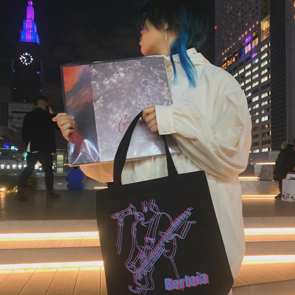 TシャツとBagが完成しました。BagはLPがぎり入るサイズです♩4/21のライブで販売します👾