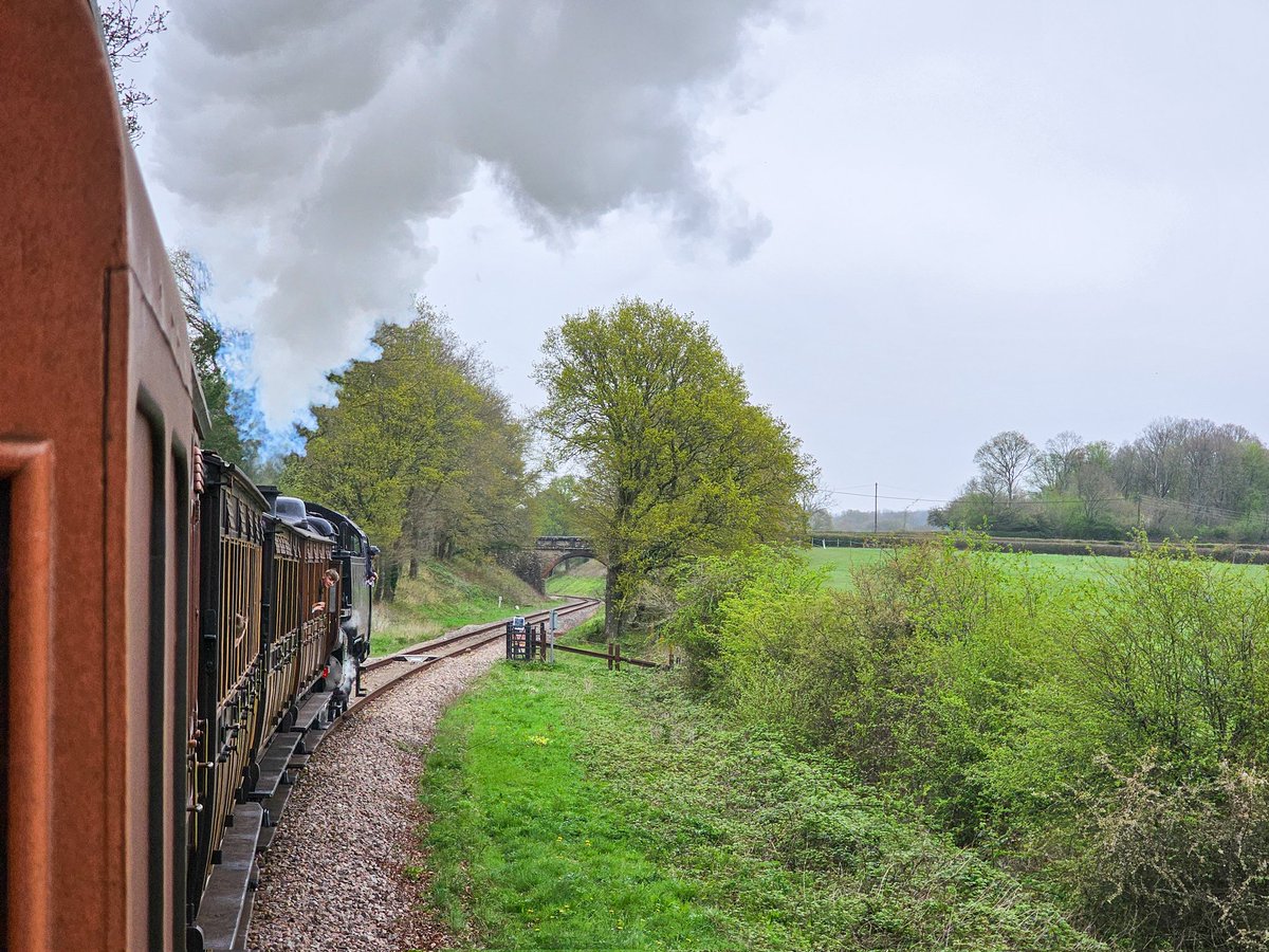 🚂 My first day back as a Guard at the Bluebell Railway for 2024 in my 15th year of volunteering here! 2️⃣ Two round trips from Sheffield Park to East Grinstead for me today, totalling 44 miles. #railwayfamily #railway #trains