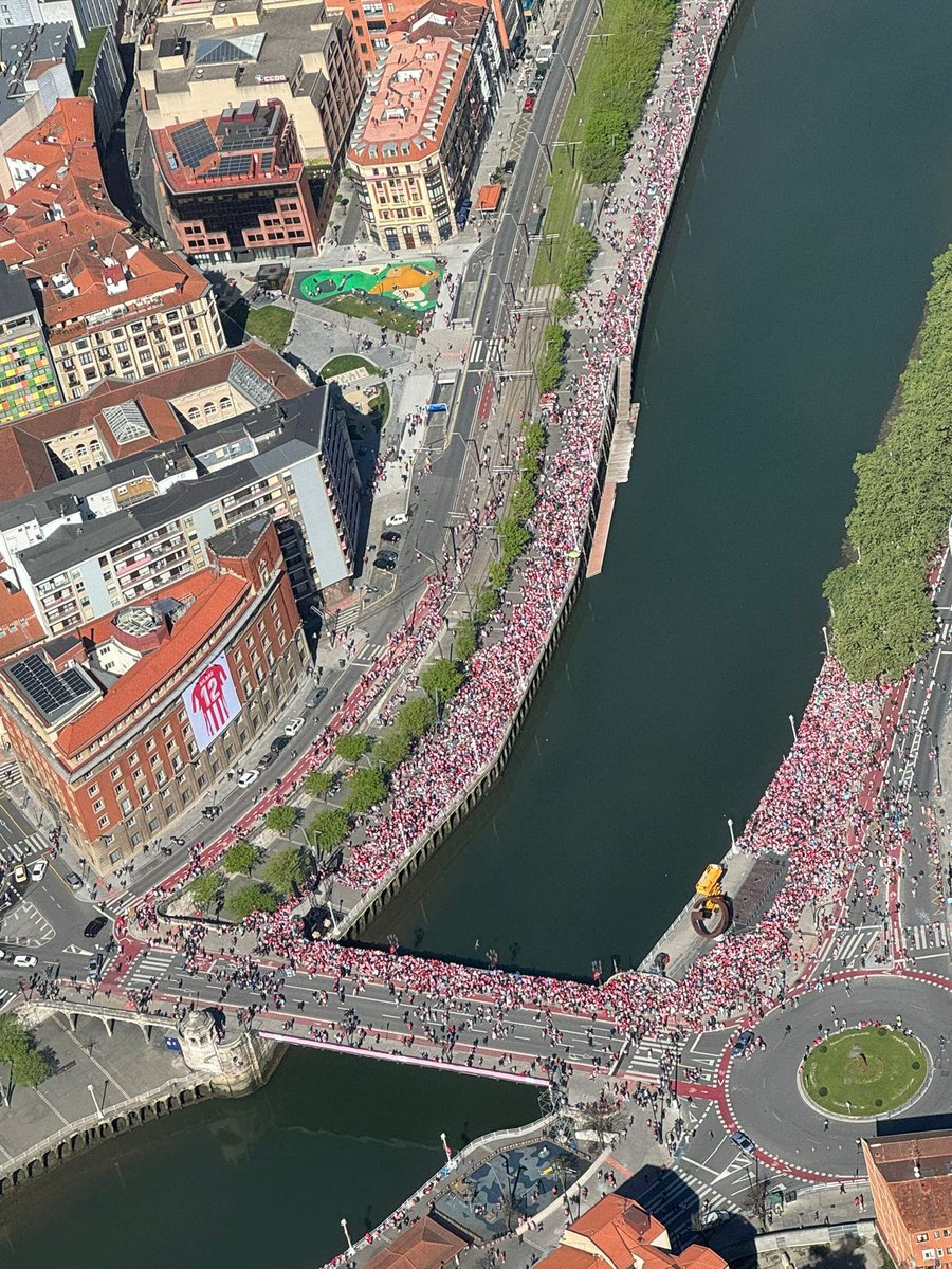 Vista aérea a mediodía del puente del ayuntamiento de Bilbao
#Gabarra #AthleticClub