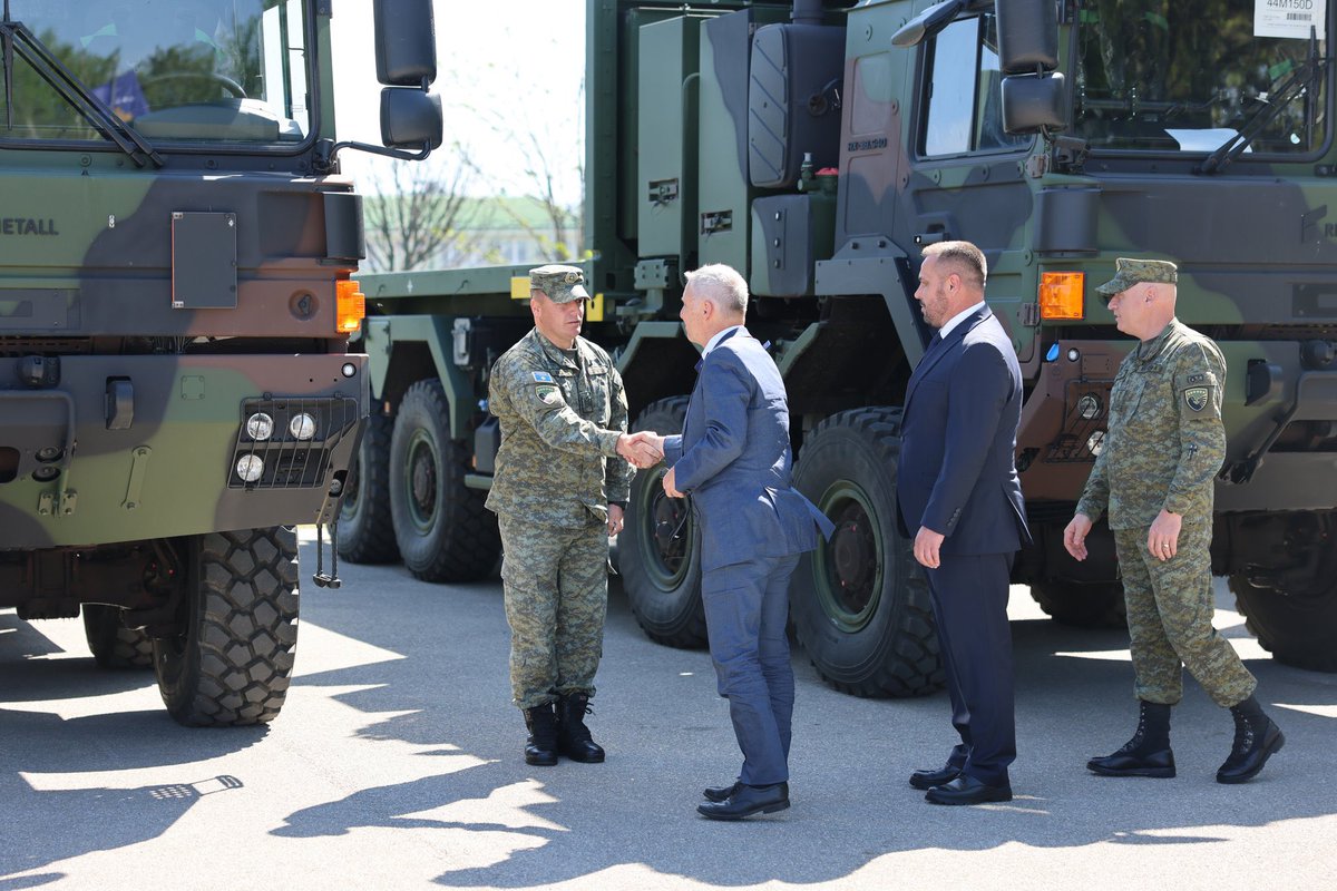 🪖 The Kosovo Security Force has received five military trucks in a handover ceremony of tools worth 2.7 million euros from the Federal Republic of 🇩🇪 . The ceremony took place at the 'Adem Jashari' barracks in Prishtina. 📎 Read more: shorturl.at/eqwxT