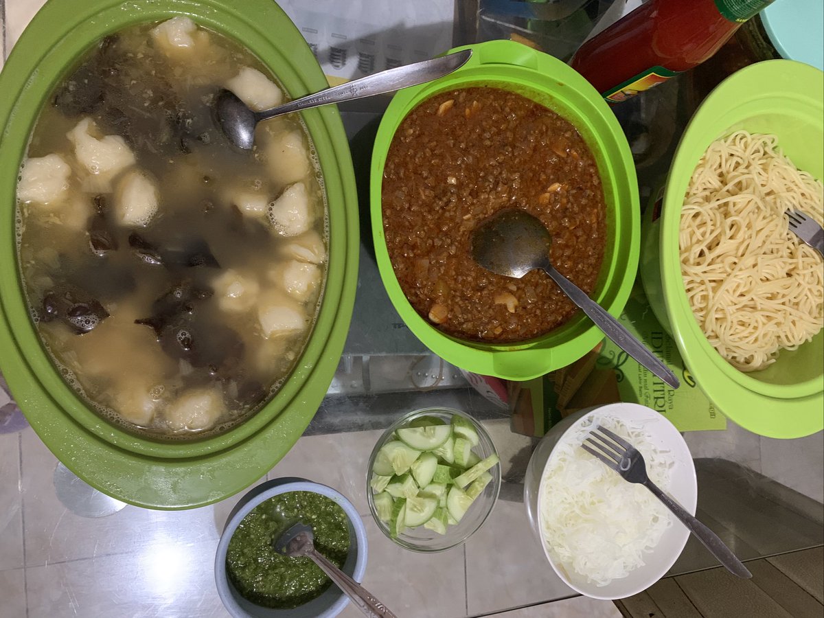 ningrum2602's tweet photo. Yg bikin spageti siapa ini tanya saudaraku
Aku yg buat, jawabku
Enak beneran lho, ucapnya
Me : blushing 😊, rasa pingin loncat pagar 😂
Lebaran day 2 - tetep aja ga sempet goreng krupuk 😞
#Spagheti
#Tekwan https://t.co/wAaY7Tf2Nx