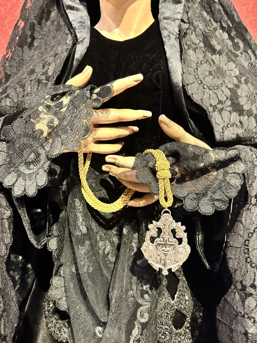 Nuestra Señora de los Dolores viste enlutada por el fallecimiento de nuestro Hermano Mayor.

En sus manos porta la medalla de nuestro hermano Enrique, acogiéndolo ya junto a Ella y a su hijo.

Hoy, su dolor es más dolor que nunca.