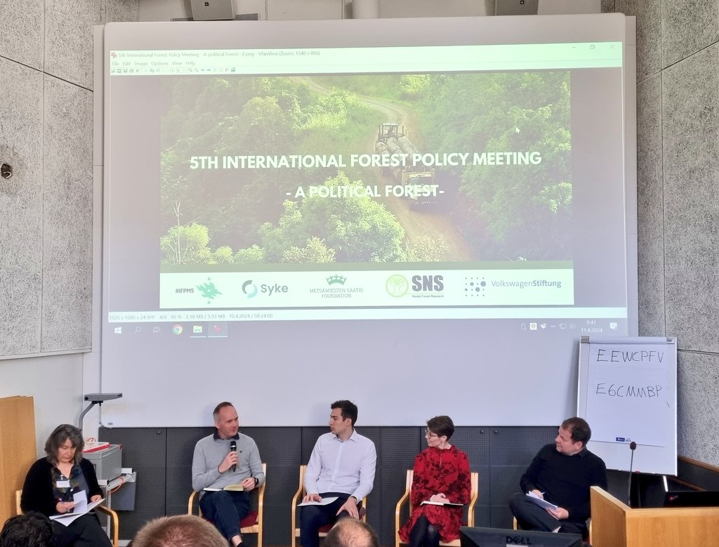 Our Chair Prof. Georg Winkel opens the 2nd day of the #IFPM5 conference @helsinkiuni with a keynote lecture on the #EU #Forest Strategy, its ambitions & policy implications. The lecture is followed by a panel discussion with @NikulaJussi @niemi_karoliina & @Mythenus of @EU_ENV