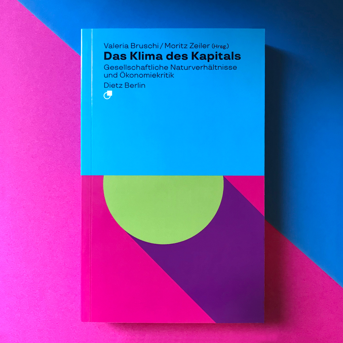 Die Verteuerung von Lebensmitteln durch Ernteausfälle legt aktuell zu. Doch der Agrarsektor, Opfer wie Mitverursacher, hält am kapitalistischen Umgang mit natürl. Ressourcen fest. Was grundsätzlich zu ändern ist, um die #klimakrise zu stoppen, steht hier: dietzberlin.de/das-klima-des-…