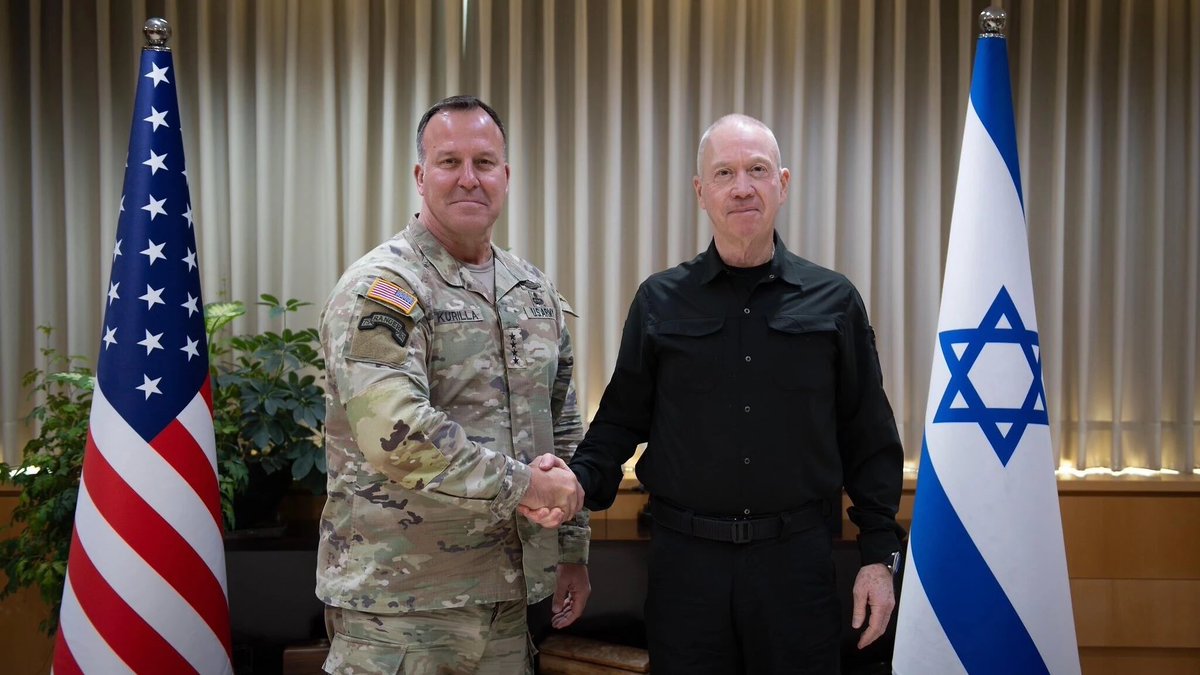 قائد القيادة المركزية الأمريكية يصل إلى إسرائيل ويجتمع مع وزير الدفاع الإسرائيلي.