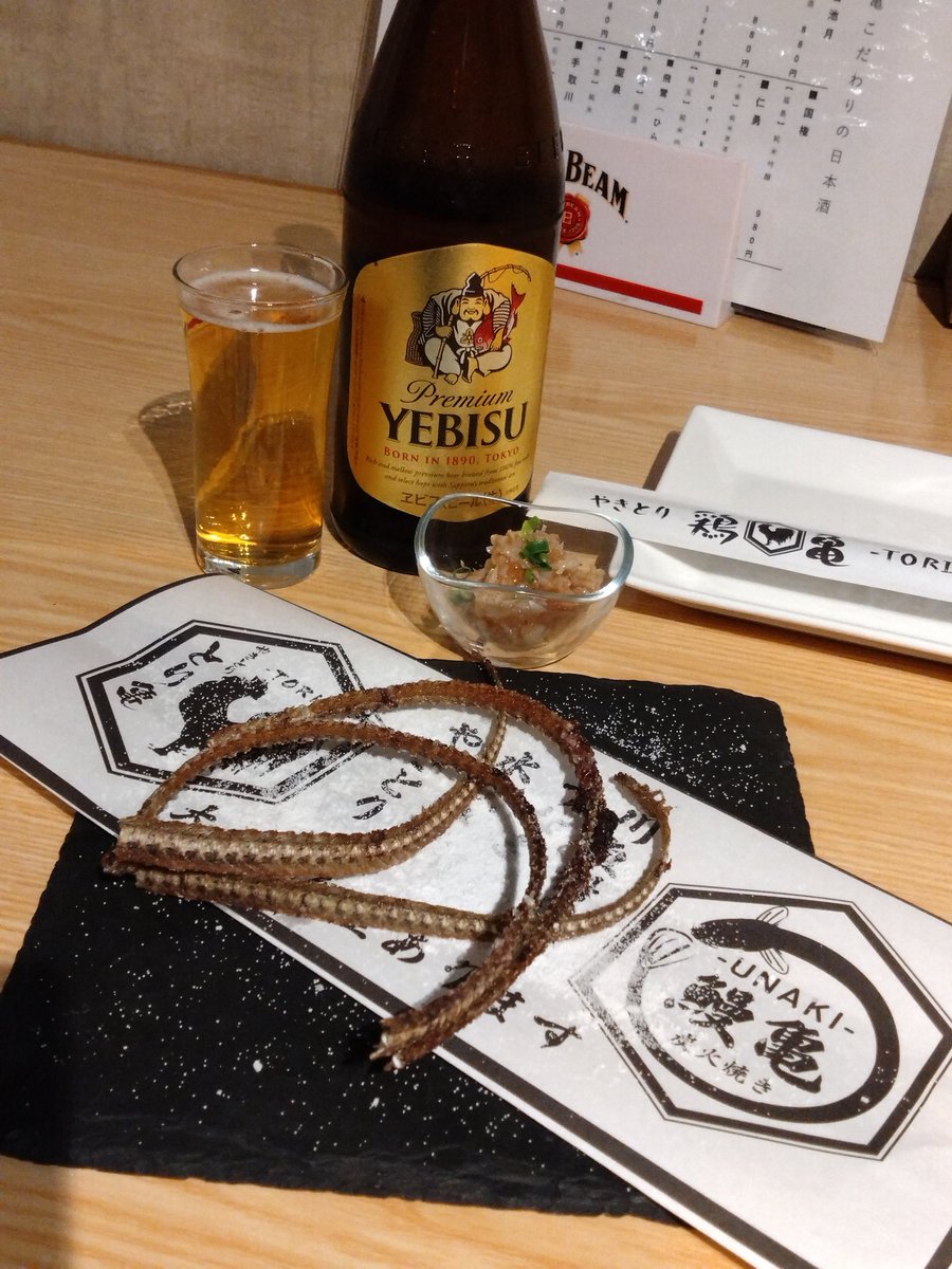 DHtamtam's tweet photo. とり亀さん2Fの鰻亀さんの
リポスト企画で当たりましたので
鰻重をいただいてきました。
燻製の香りは良いですし
身はふわふわ
甘辛いタレの香ばしさ
骨煎餅もカリカリで美味しいし
肝吸いもおちつく味
と、ウナギはホントに美味しいな♪

白焼きや鰻串で日本酒一杯
ってのもやってみたい https://t.co/AKDGJR5Wik