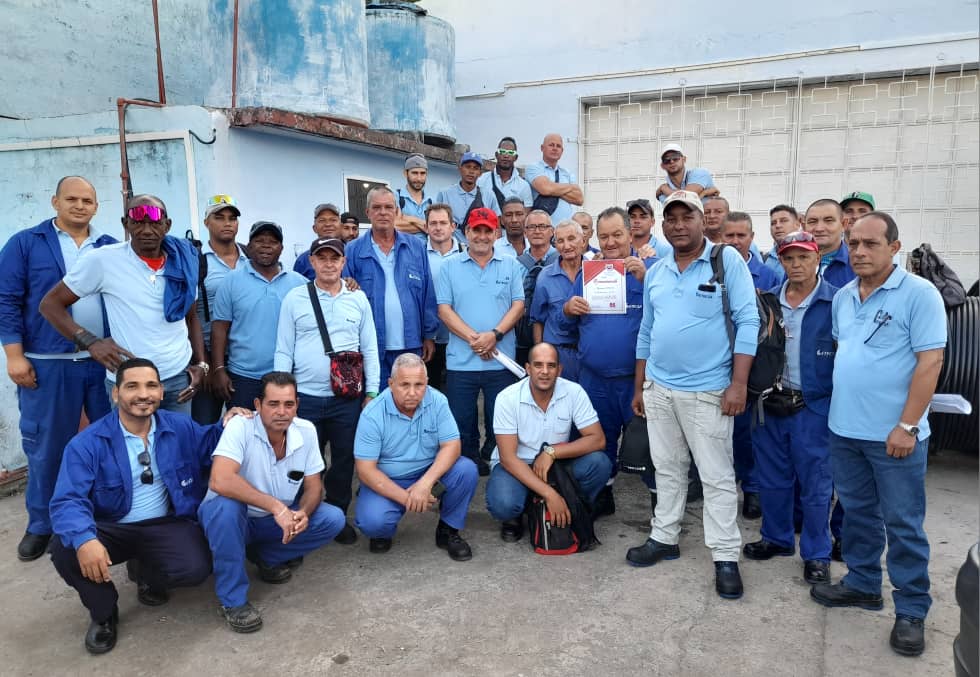 Trabajadores de la Operación, linieros, empatadores de cables, brigada de soterrado, interrupcionistas,técnicos y Jefe de Unidad de @ETECSA_Cuba Cienfuegos listos para comenzar la jornada de trabajo porque #EtecsaTeAcompaña #EsteEsNuestroAzul 💙