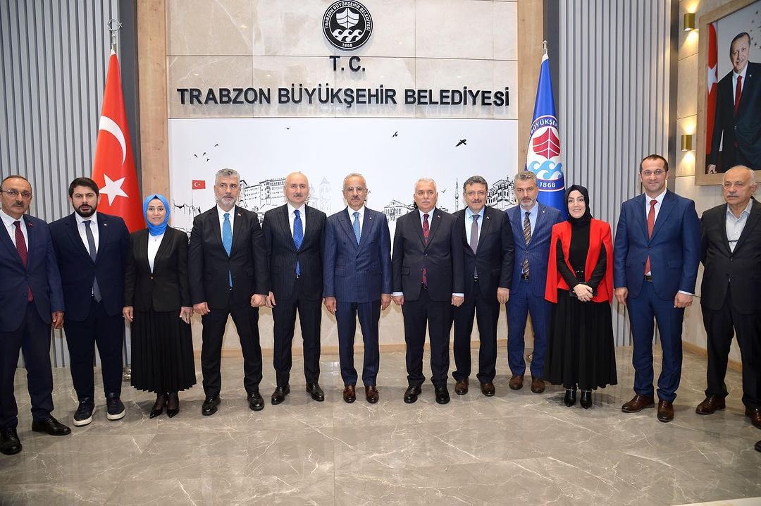 Ulaştırma ve Altyapı Bakanımız Sn. Abdulkadir Uraloğlu’nun teşrifleriyle Trabzon Büyükşehir Belediyesi Bayramlaşma Programında teşkilatımız ve kıymetli hemşehrilerimiz ile bir araya geldik. Rabbim nice bayramlarda buluşmayı bizlere nasip etsin. Ramazan Bayramımız mübarek…