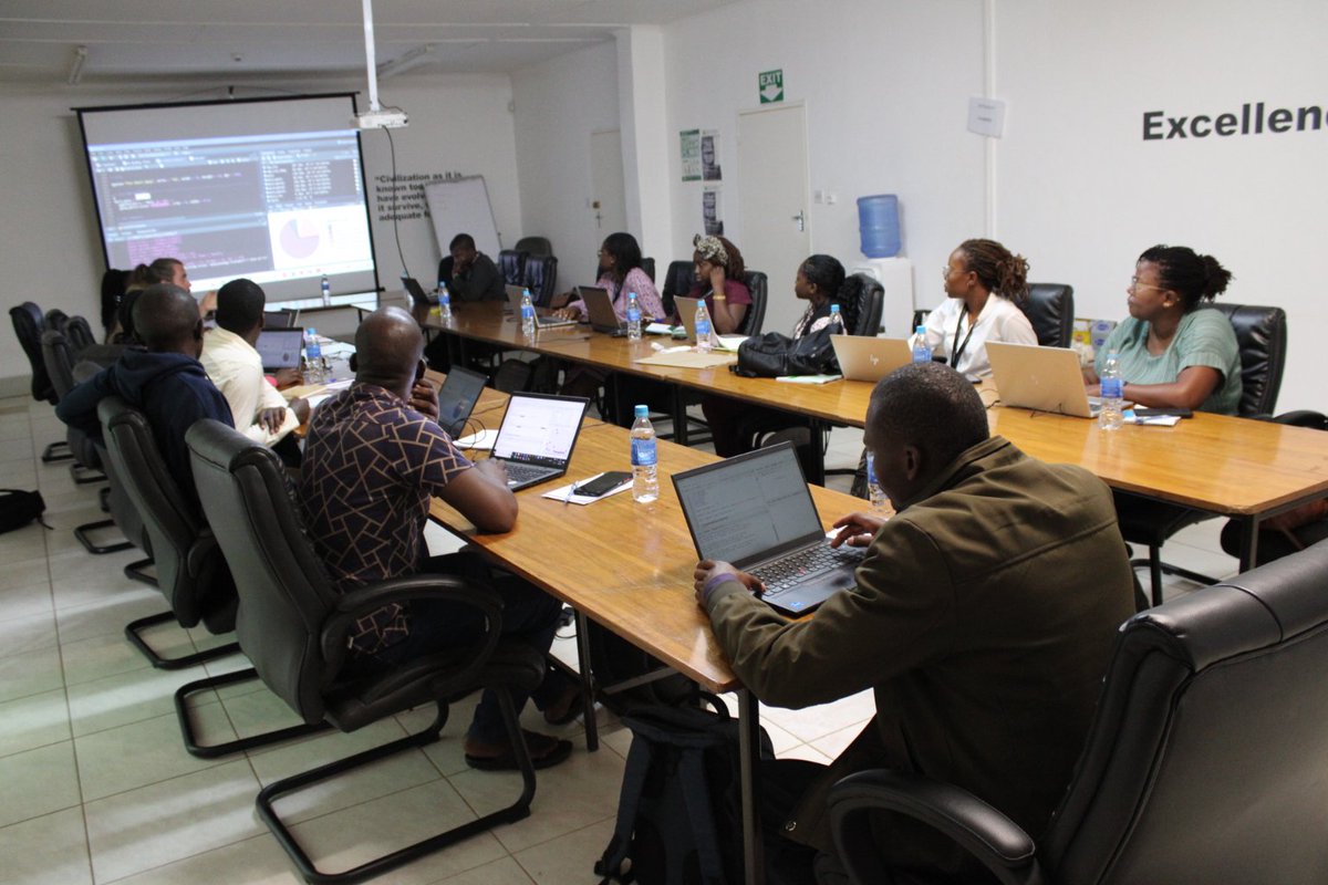 As part of knowledge sharing to effectively promote #Sustainable Agricfood Systems, the #AgroecologyInitiative teams from Zimbabwe 🇿🇼 and Kenya 🇰🇪 undergo data collection and analysis training. 
@CGIAR @CIMMYT @IITA_CGIAR @Cirad @ICRAF @BiovIntCIAT_eng 
 #SustainableAgriculture🌱
