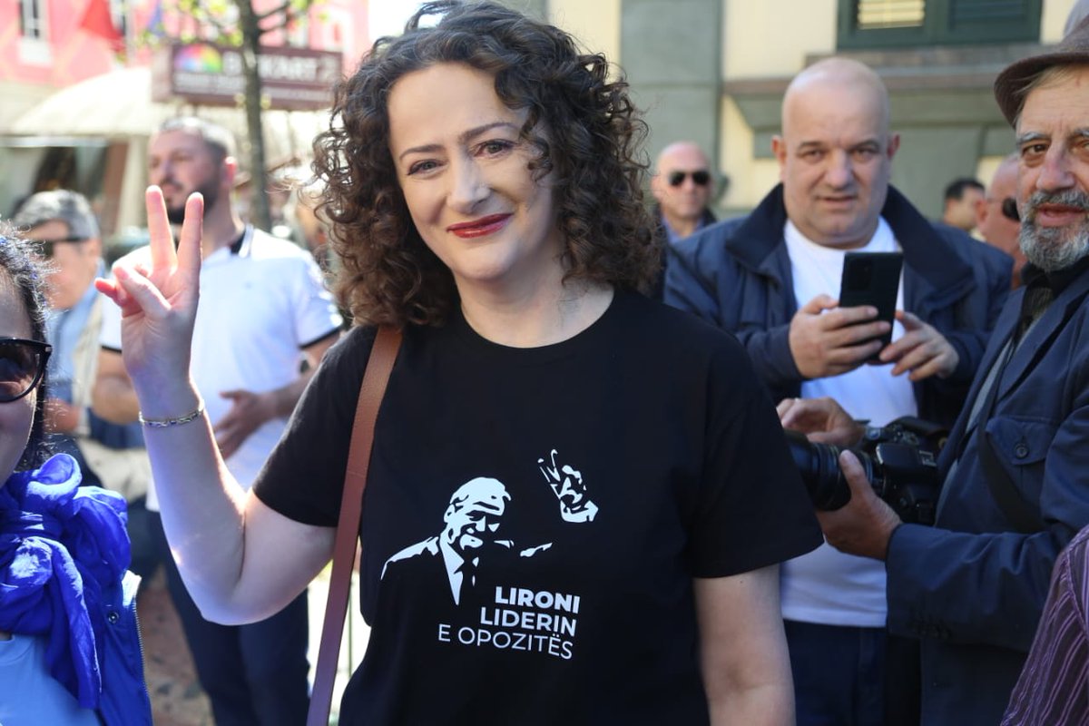 Vajza e Saliit, vajza e Zhulalit, djali i Fariut protestojnë para bashkisë me parullën "Poshtë fëmijët e baballarëve".
Tani Edi Rama dihet që ka hyrë në politikë nga rruga me këmbët e veta, Erion Veliaj nga rruga, kurse këta  s'kanë emër dhe thirren ende me emra të baballarëve.