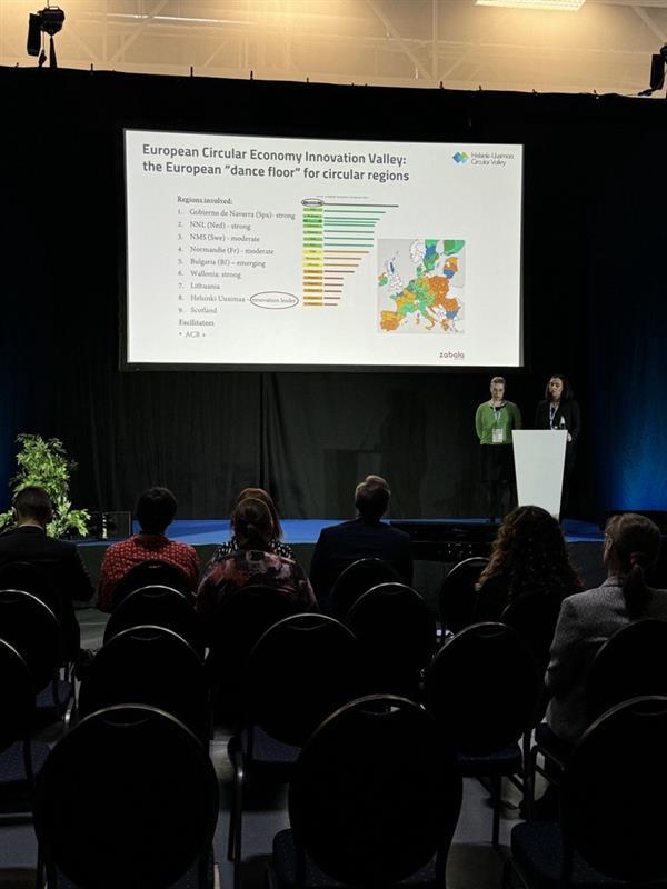 Tänään Tartossa esittelimme Uudenmaan #kiertotalouslaakso​a ja alueemme onnistumisia kiertotalouden saralla. 🌱💼 #Kiertotalous kunnissa tänään ja tulevaisuudessa -seminaari tuo suomalaiset ja virolaiset yhteen keskustelemaan kiertotalousratkaisuista. #kunnat @Kuntaliitto