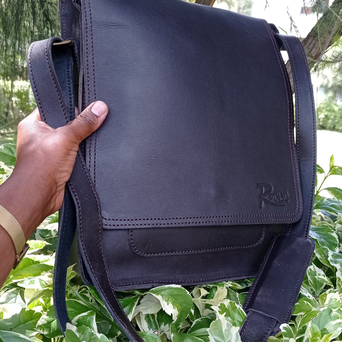 RoryanL's tweet photo. Such a handy cross body sling bag . Functionality matters. Accommodate any size of a tablet up to 13". We customize to your specifications 
L11 x W4 x H15- inches
Price Ksh. 12,500/-
You ring, we bring 0721 815665
#bags👛👜 #handcrafted #leatherworks #madeinkenya🇰🇪 #kenyan_styled https://t.co/LTsdflol5L