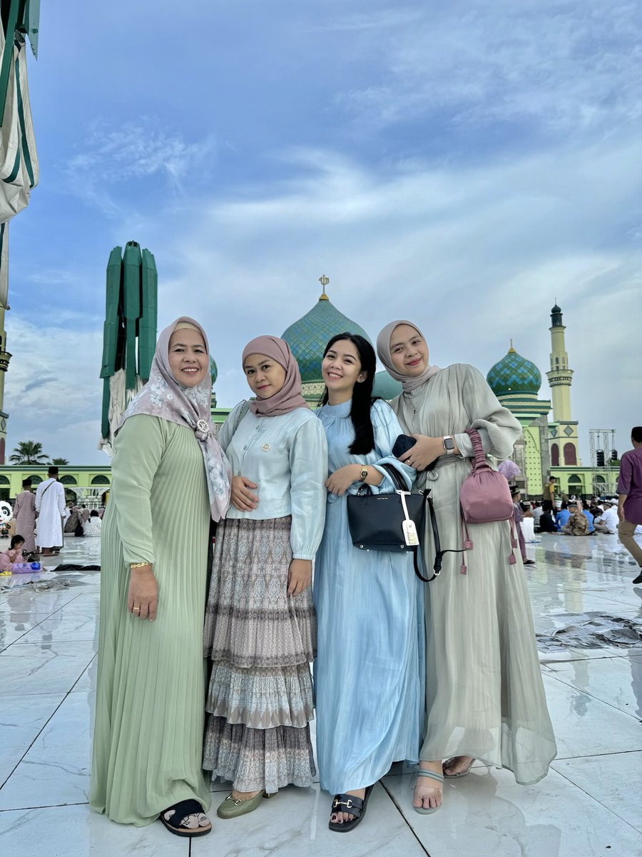 indahdarm's tweet photo. Heppy Eid Al-Fitr from my family to yours!💛 https://t.co/8t3uptyCnr