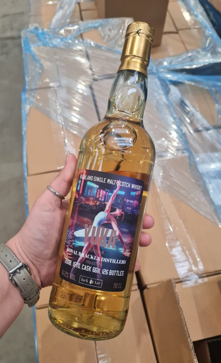 Jack_Tar_Hold's tweet photo. YUKA is dancing with us🧚‍♀️😁👏. Lark City Series🌇, Royal Brackla 2008, 15yo, cask #6611, 61.2%, 126 bottles. Would you crawl with us to Lark City?🫣🏙
#jacktar #project1091 #singlecask #whisky #birnam #Scotland #speyside #highlands #novel #royalbrackla https://t.co/SVJCVxmZ5O