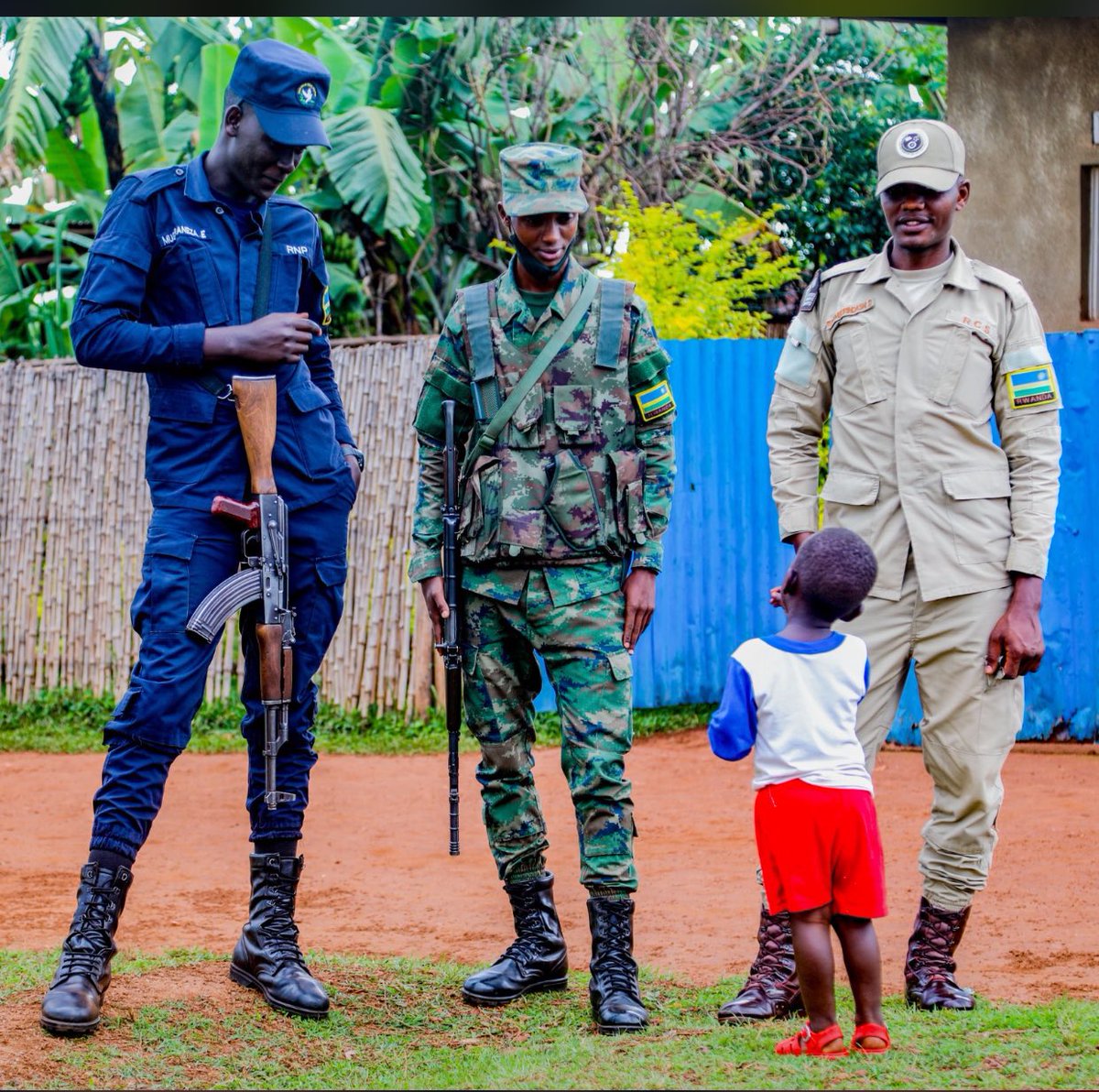 Security briefing in a Rwandan village 😍😍
