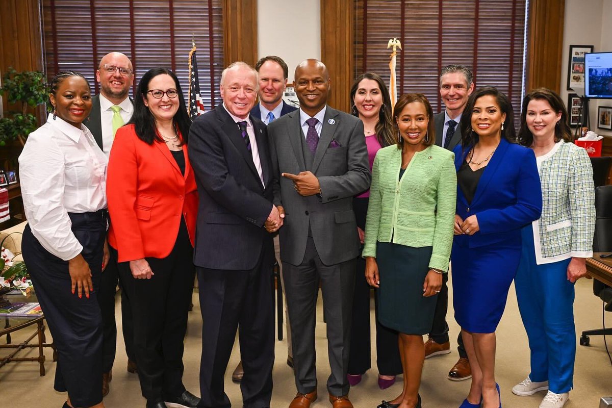 Tremendously honored to welcome county officials from all over the state of Illinois to Springfield this week to advocate on behalf of county government. It was exciting to visit with Cook County Board President Toni Preckwinkle and the entire Cook County Board, Cook County Board