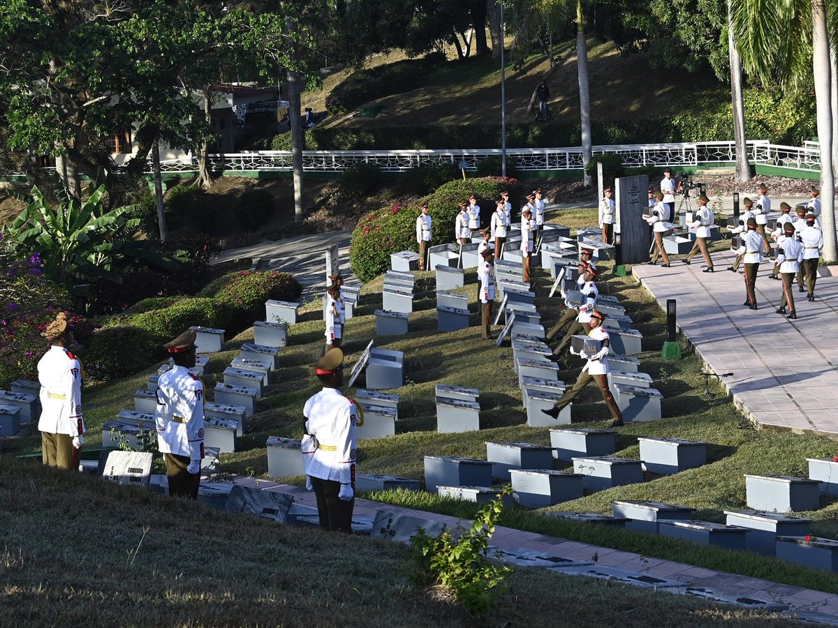 #Cuba En Honor a nuestros guerrilleros caídos en la guerra o fallecidos después del triunfo de la Revolución, se le rindió tributo a estos combatientes del Tercer Frente Oriental durante la ceremonia de traslado e inhumación.