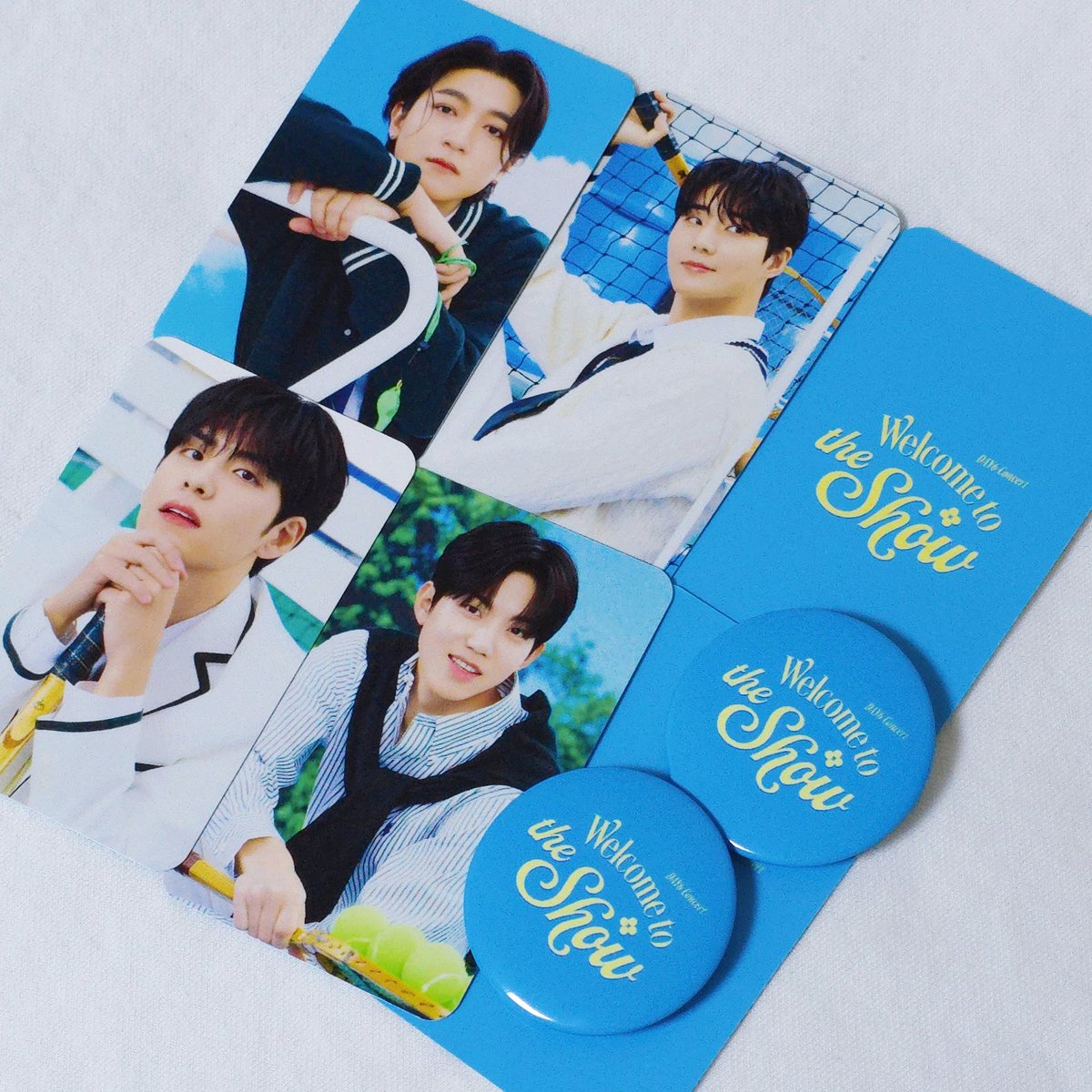 콘서트에 빈손으로 가지 못하는 병에 걸린 사람 거창하게 나눔이랄 것까지는 없고 랜덤 포카 2장과 캔뱃지 1개 세트로 약 200개 정도 준비했어요 내일 4/12 금요일 첫콘에서 어딘가에 둘 테니 콘서트 오시는 분들이 받아주시면 좋겠습니다🥹🫶🏻(그리고 아무도 가져가지 않는 엔딩