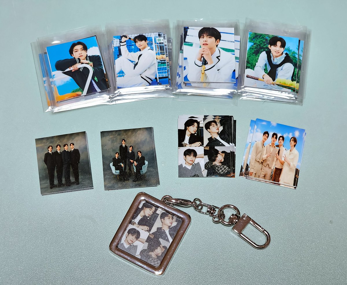 ˗ˋꕥ𝘿𝘼𝙔𝟲 𝙒𝙚𝙡𝙘𝙤𝙢 𝙩𝙤 𝙩𝙝𝙚 𝙨𝙝𝙤𝙬ꕥˊ˗

🍀데이식스 벚꽃콘 무인나눔

📍일자 : 4월12일(금) 첫콘
📍수량 : 30개
📍장소, 시간 당일 타래로 공지예정

마이데이4기 키트에 있는 증사 키링에 넣고다닐 수 있게 뽑은 사진입니다!
단체사진4장과 개인사진1장
총5장 들어있습니다.