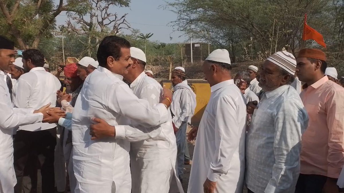 SurendraGoyal54's tweet photo. आज जैतारण में सभी मुस्लिम भाईयो को ईद की मुबारकबाद देते हुए. https://t.co/oWuhIAH8XJ