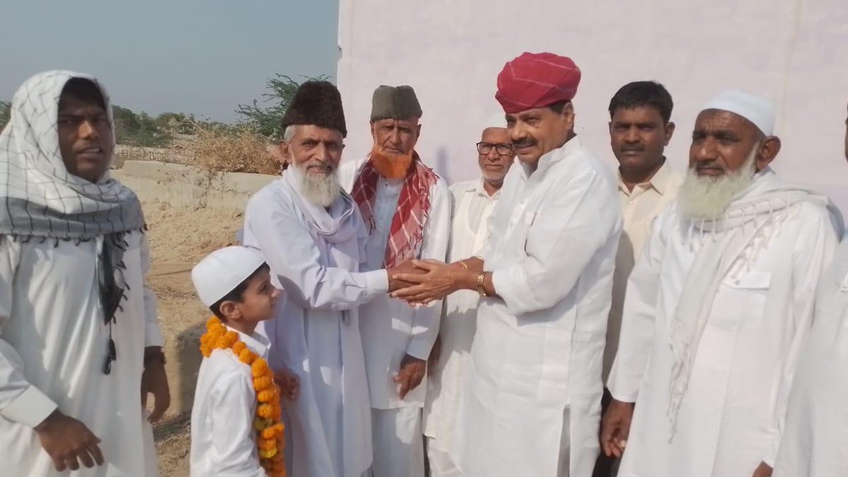 SurendraGoyal54's tweet photo. आज जैतारण में सभी मुस्लिम भाईयो को ईद की मुबारकबाद देते हुए. https://t.co/oWuhIAH8XJ