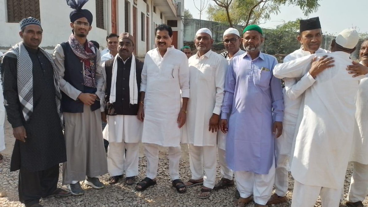 SurendraGoyal54's tweet photo. आज जैतारण में सभी मुस्लिम भाईयो को ईद की मुबारकबाद देते हुए. https://t.co/oWuhIAH8XJ