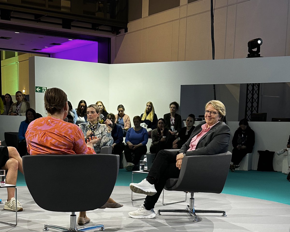 MirjamBauer's tweet photo. Jetzt auf der #DMEA - #Shehealth Session „Frauen & Daten" mit @inga_bergen, @ProfThun,
Nina Haffer, Mina Baumgarten
👉Ein langer Weg liegt noch vor uns, damit es gendergerechte Medizin/Zulassungsprozesse/Bezahlung etc. gibt. Erreicht wurde schon einiges, zb in der Gesetzgebung! https://t.co/kfCH3zkVkj