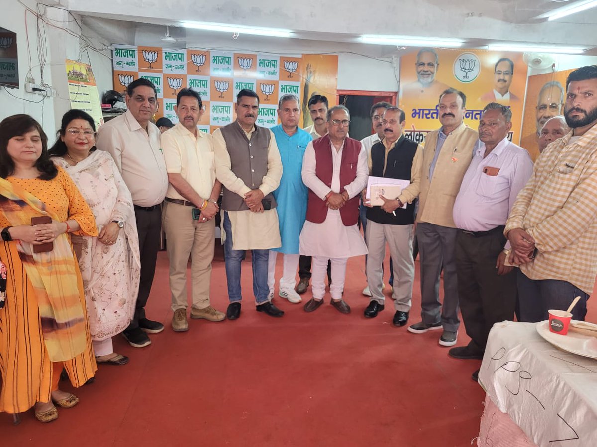 Today visited @BJP4JnK's ElectionOffice of #JammuLokSabha. Reviewed the preparations with @CMGuptaOfficial Election Incharge, @BaldevOfficial Chief Election Agent & others. Pressed upon to see that voters in large numbers come out for polling & especially in the urban areas.